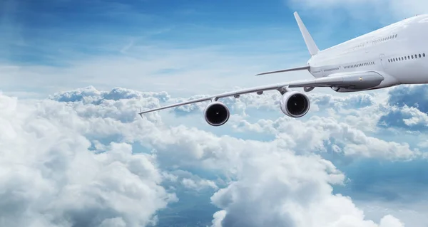 Grande avião voando acima de nuvens dramáticas . — Fotografia de Stock