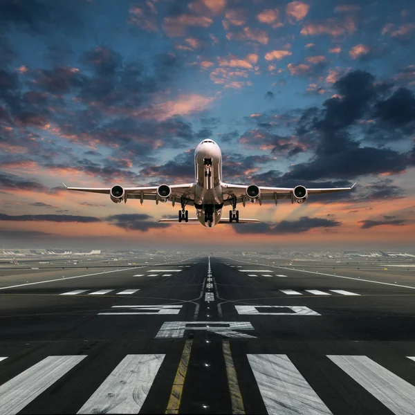 Avião decolando do aeroporto . — Fotografia de Stock