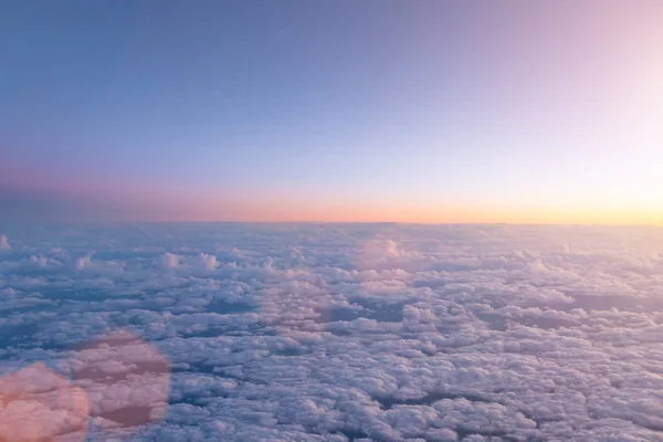 Tramonto cielo dal finestrino dell'aereo — Foto Stock