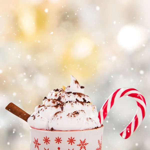 Christmas cup med varm choklad och vispad grädde. — Stockfoto