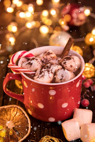 Copo de Natal com chocolate quente e chantilly . — Fotografia de Stock