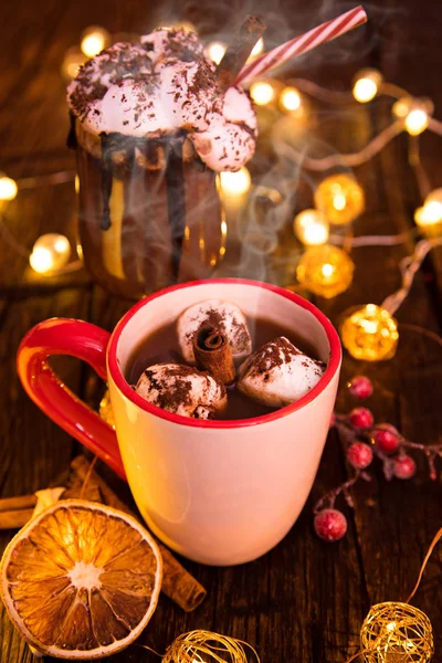 Christmas cup med varm choklad och vispad grädde. — Stockfoto