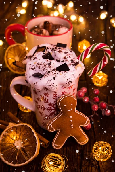 Copo de Natal com chocolate quente e chantilly . — Fotografia de Stock