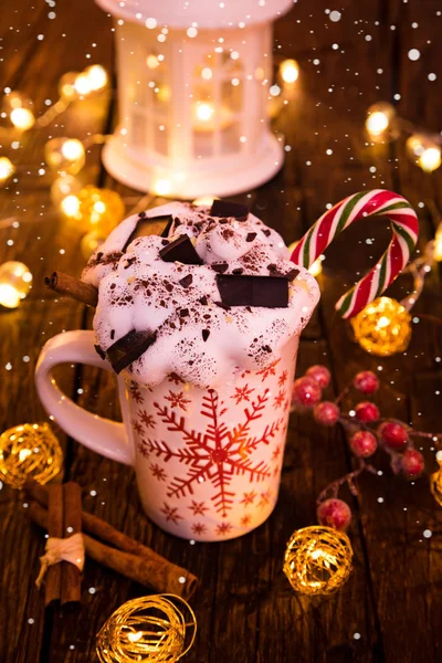 Copo de Natal com chocolate quente e chantilly . — Fotografia de Stock