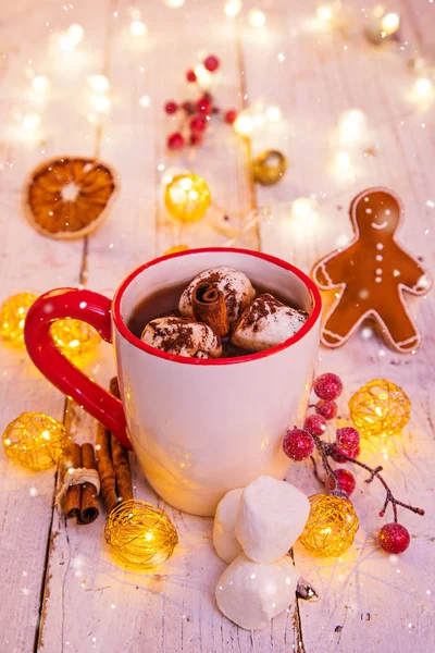 Tazza di Natale con cioccolata calda e panna montata . — Foto Stock