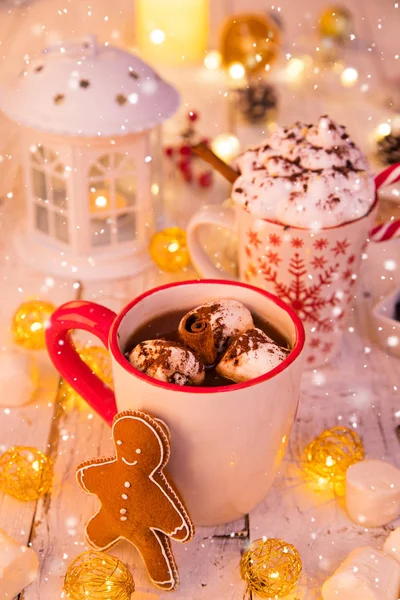 Tazza di Natale con cioccolata calda e panna montata . — Foto Stock