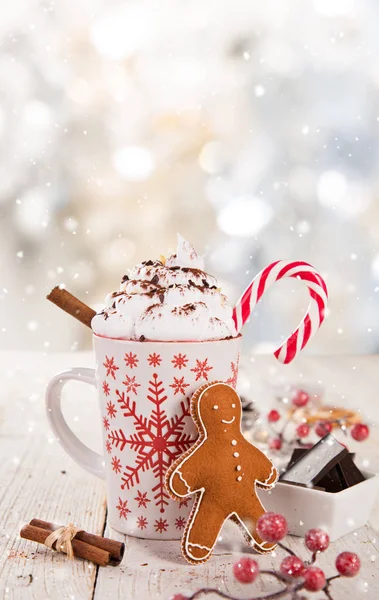 Copo de Natal com chocolate quente e chantilly . — Fotografia de Stock