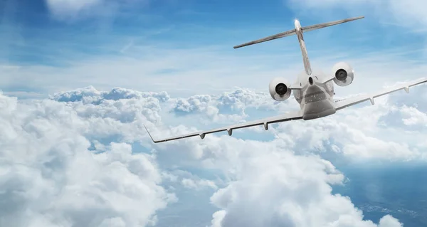 Avión jet privado volando por encima de nubes dramáticas . — Foto de Stock
