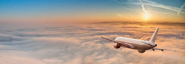 Avión comercial volando sobre nubes dramáticas . — Foto de Stock