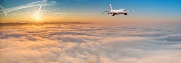 Avión comercial volando sobre nubes dramáticas . — Foto de Stock