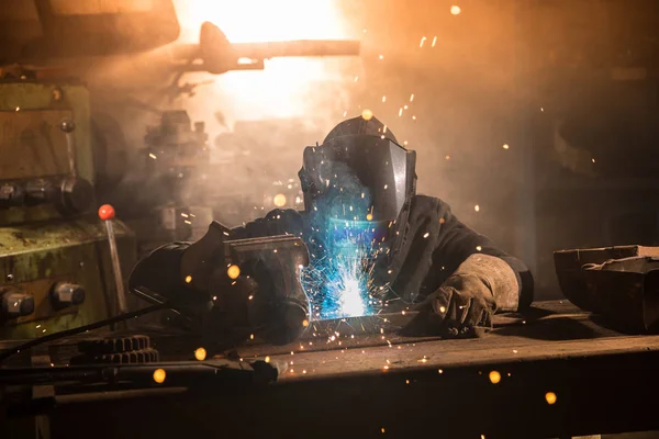 Welder is het lassen van metalen deel in fabriek — Stockfoto