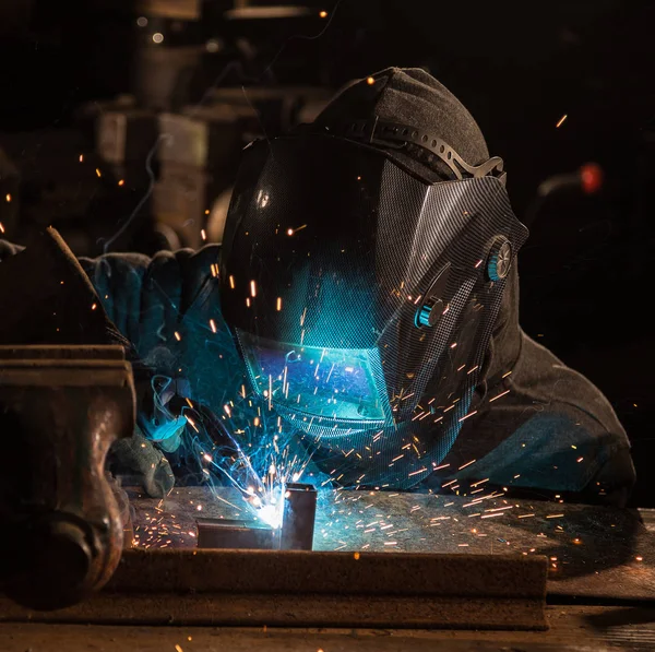焊接机是工厂焊接金属零件 — 图库照片