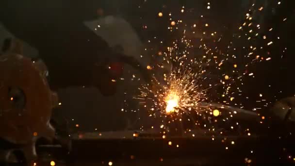 Soldador Está Soldando Parte Metal Taller Industrial — Vídeos de Stock