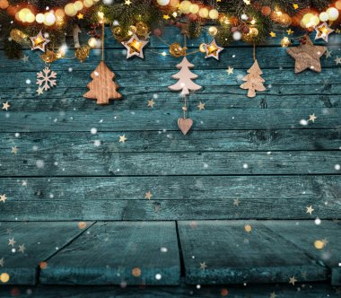 Ahşap arka planda noel süslemesi