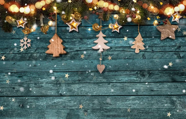 Ahşap arka planda noel süslemesi