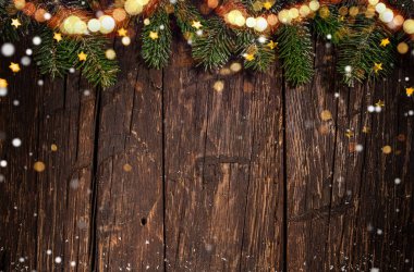 Ahşap arka plan christmas Ladin dallarda.