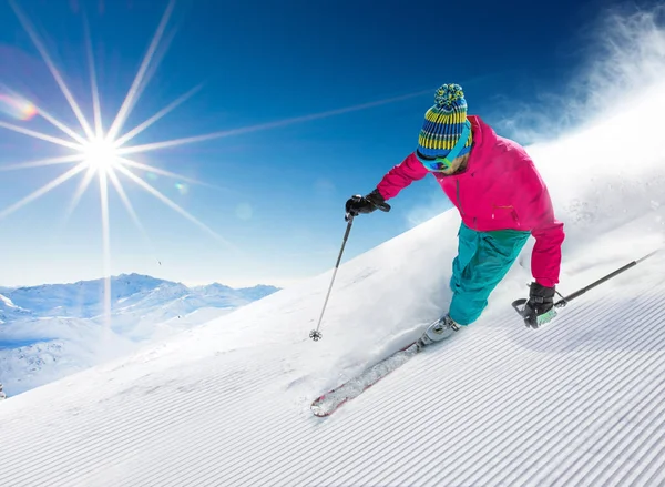 Sciatori che sciano in discesa in alta montagna — Foto Stock