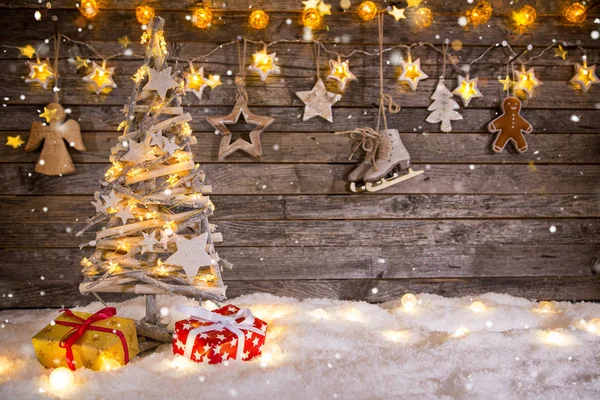 Décoration d'arbre de Noël sur fond en bois — Photo