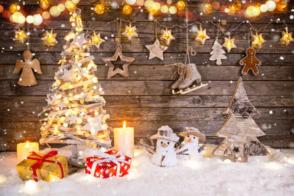 Christbaumschmuck auf Holzgrund — Stockfoto