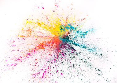 Beyaz arka plan üzerinde renkli toz patlama.