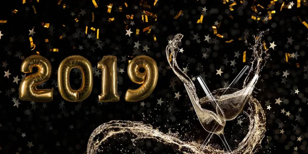 Бокалы шампанского, тема празднования Нового 2019 года . — стоковое фото