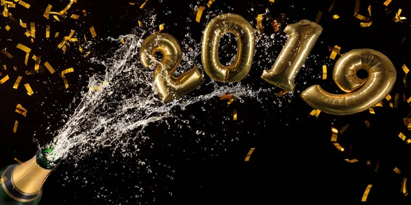 Пляшка шампанського, тема святкування Нового року 2019 . — стокове фото
