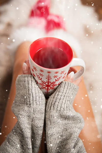 Девушка в рождественских носках наслаждается зимним временем. — стоковое фото