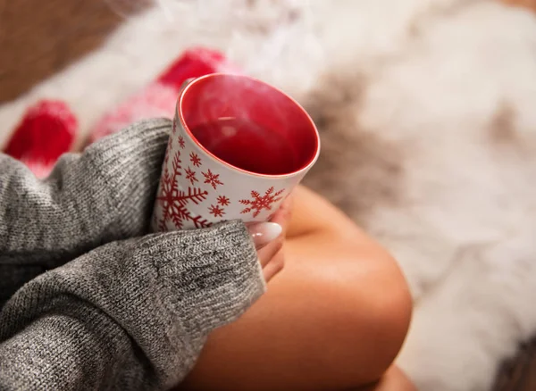 Menina em meias de Natal desfrutando de um tempo de inverno. — Fotografia de Stock