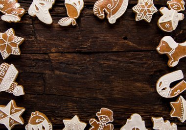 Noel ev yapımı gingerbread çerezleri eski ahşap tablo.