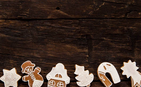 Biscoitos de gengibre caseiros de Natal na velha mesa de madeira . — Fotografia de Stock