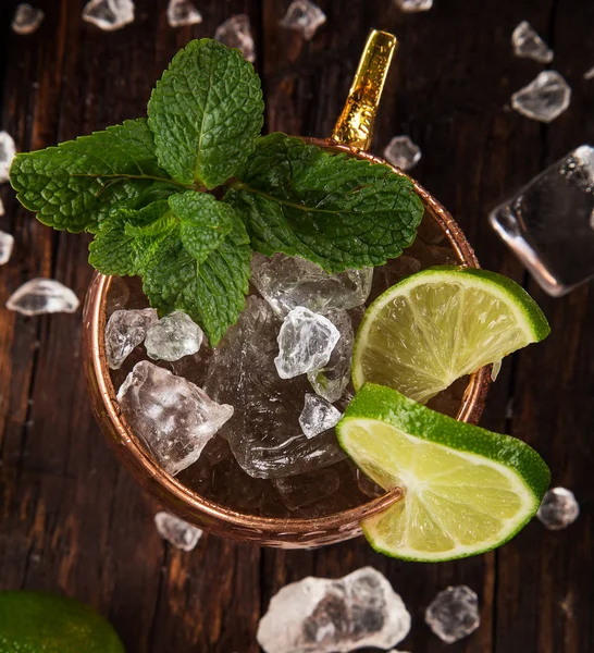 Famoso cóctel alcohólico de mula de Moscú en tazas de cobre . — Foto de Stock