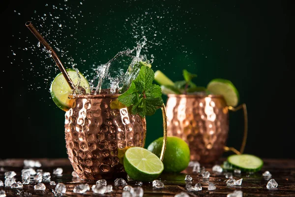 Berömd stänk Moskva mula alkoholhaltig cocktail i kopparmuggar. — Stockfoto