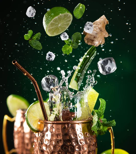 Berühmte Spritzer Moskauer Maultier alkoholischen Cocktail in Kupferbechern. — Stockfoto