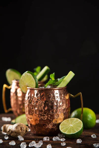 Coquetel alcoólico famoso de mula de Moscou em canecas de cobre . — Fotografia de Stock