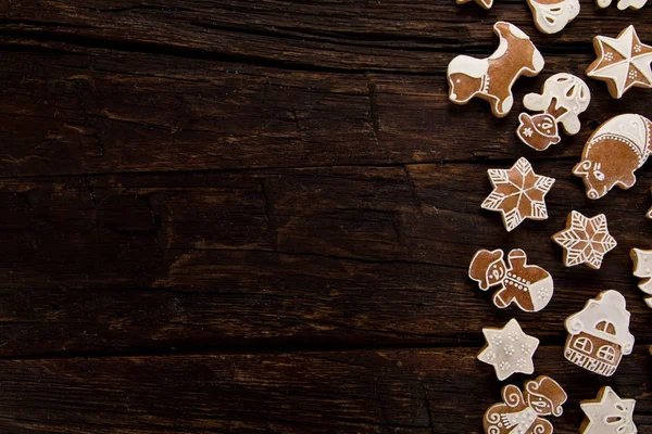 Zelfgemaakte peperkoek kerstkoekjes op oude houten tafel. — Stockfoto