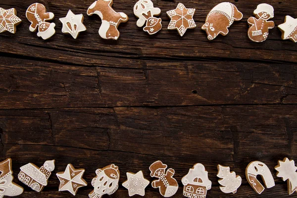 Biscoitos de gengibre caseiros de Natal na velha mesa de madeira . — Fotografia de Stock