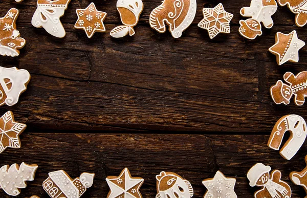 Noel ev yapımı gingerbread çerezleri eski ahşap tablo.