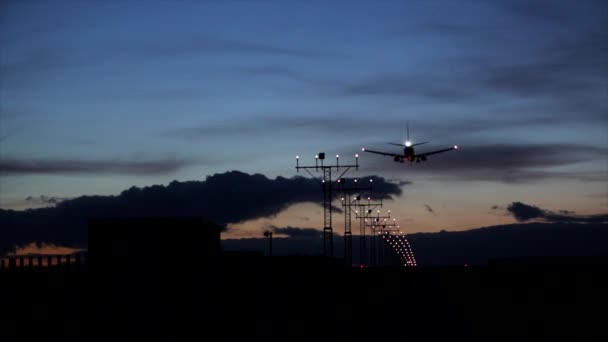 Flygplan landar under solnedgången. — Stockvideo