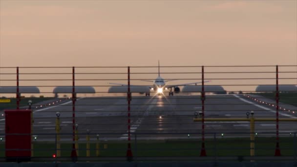 Комерційний Літак Злітає Під Час Заходу Сонця — стокове відео