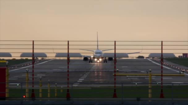 飞机在日落时起飞. — 图库视频影像