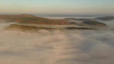 Sonbahar ormanlar, hava üzerinden sisli bulutlar.