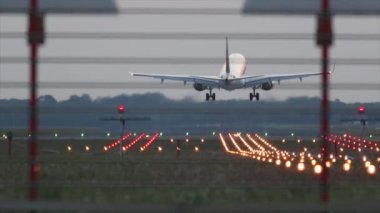 uçak iniş sırasında günbatımı.