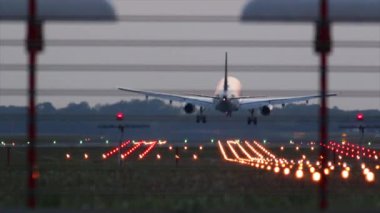 uçak iniş sırasında günbatımı.