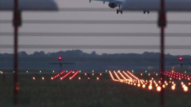 uçak iniş sırasında günbatımı.