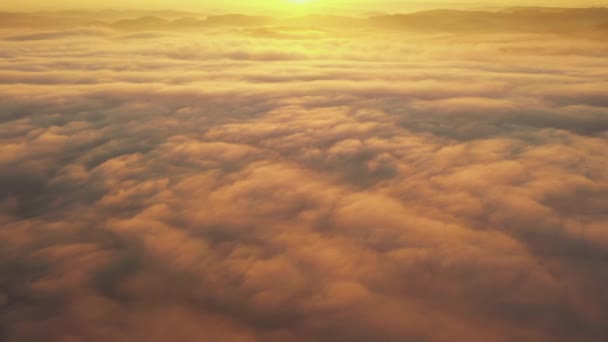 늦은 일 아침 구름을 통해 비행. — 비디오