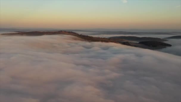 Mgliste chmury nad jesień lasy, antenowe. — Wideo stockowe