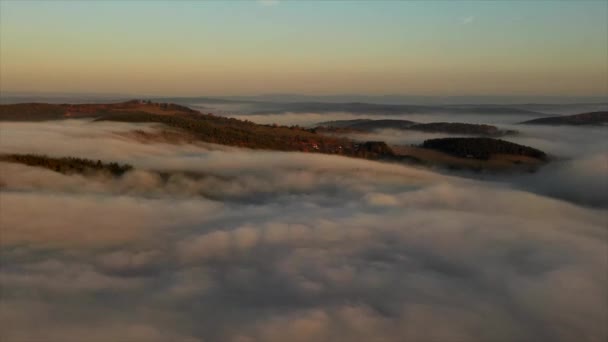 Nebelschwaden über den herbstlichen Wäldern, Luftaufnahmen. — Stockvideo