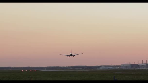 Commerciële Vliegtuig Landing Tijdens Zonsondergang — Stockvideo