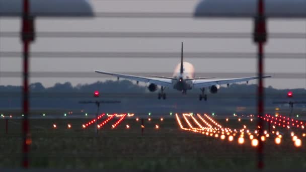 Посадка самолета на закате . — стоковое видео