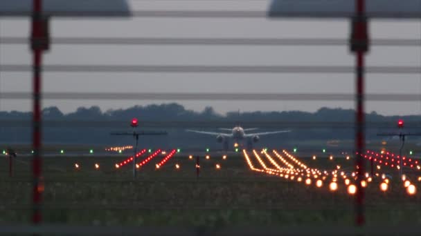 Flugzeug hebt bei Sonnenuntergang ab. — Stockvideo